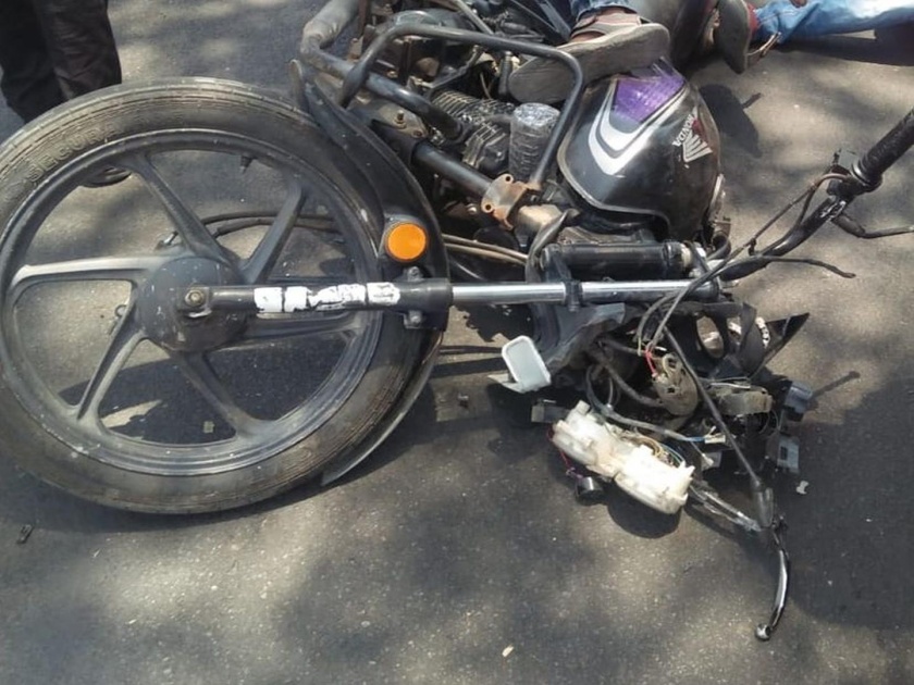 Youth killed in a motorcycle accident; Two seriously injured | मोटारसायकल अपघातात युवक ठार; दोन गंभीर जखमी 