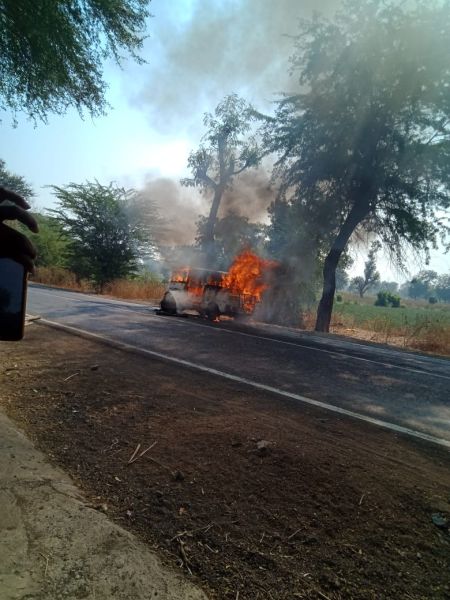 The car suddenly caught abruptly near Jirggaon in Yaval taluka | यावल तालुक्यातील गिरडगाव जवळ कारने अचानक पेट घेतला