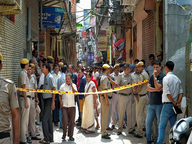 delhi burari eleven dead bodies found hanged according to hand written documents | डोळे बंद करुन, हात बांधून लटकल्यानं होईल मोक्षप्राप्ती; 11 मृतदेह आढळलेल्या 'त्या' घरात सापडली चिठ्ठी