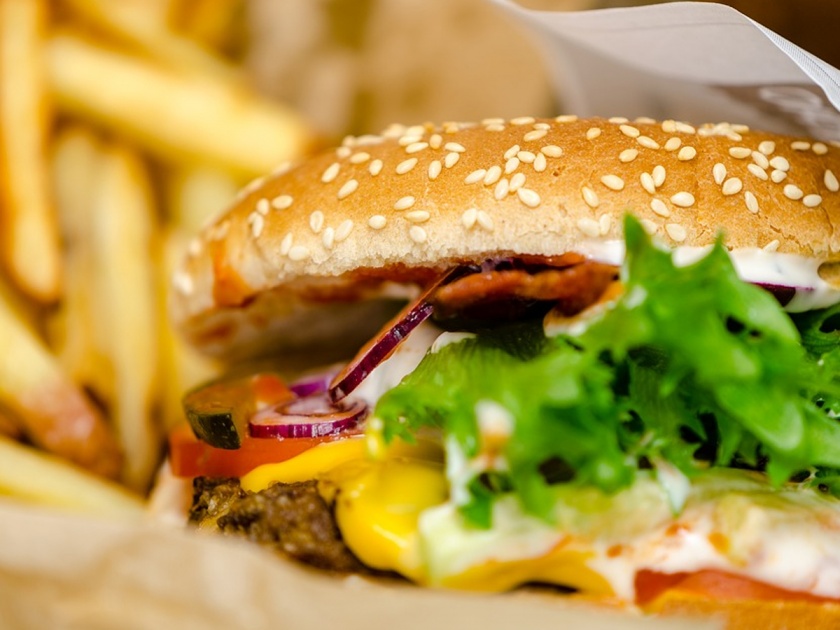 mcdonald to pay rs 70000 for insect in burger | बर्गरमध्ये सापडल्या अळ्या, मॅकडोनाल्डला 70 हजारांचा भुर्दंड