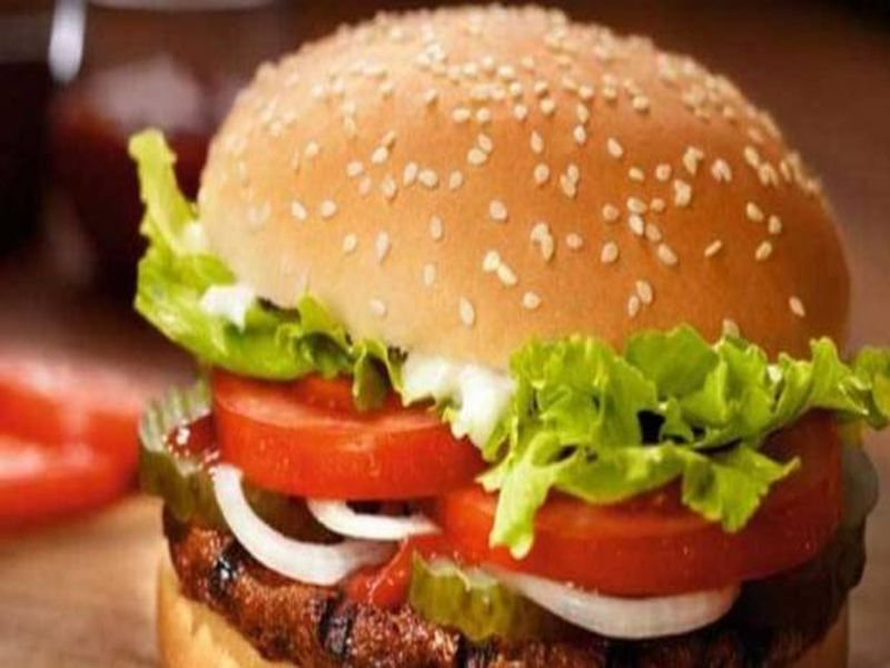 Man ill after eating from Burger King | बर्गर किंगच्या बर्गरमध्ये आढळला प्लॅस्टिकच्या वस्तूचा तुकडा, तरूणाच्या अन्ननलिकेत झाली जखम