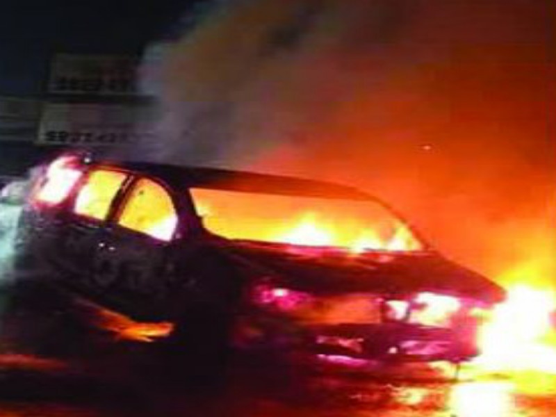 car burnt in short circuit in Kalewadi, two minor injuries | काळेवाडी येथे शॉर्ट सर्किटमुळे लागलेल्या आगीत मोटार जळून खाक, दोन तरुण किरकोळ जखमी 
