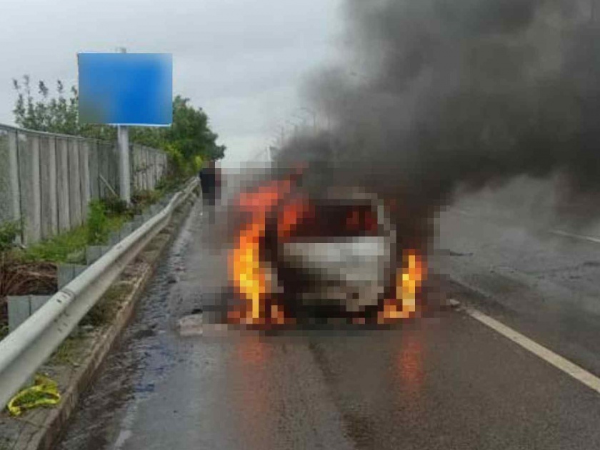 The thrill of burning cars in Thane; Incident at Nitin flyover, traffic stopped for half an hour | ठाण्यामध्ये बर्निंग कारचा थरार; नितीन उड्डाणपुलावरील घटना, पाऊण तास वाहतूक ठप्प