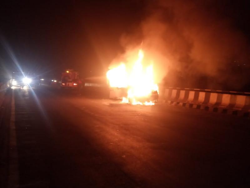 Thrill of 'burning car' on Mumbai-Bangalore highway; The great calamity was averted | मुंबई-बेंगलोर महामार्गावर 'बर्निंग कार' चा थरार ; मोठा अनर्थ टळला 