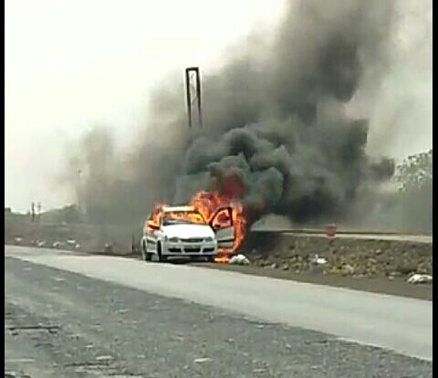 In Akola, burning car on national highway | अकोल्यात धावत्या कारने घेतला पेट