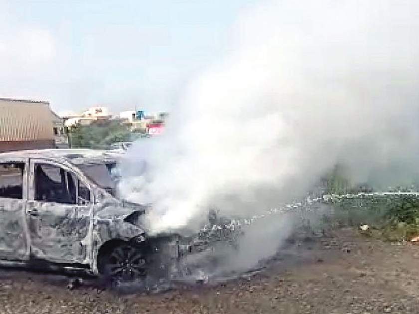 Five lakh cash in a burning car | बर्निंग कारमध्ये पाच लाखांची रोकड खाक