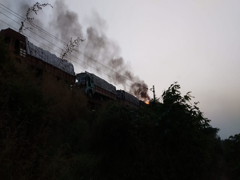 The fire took place in a truck truck loaded on a farewell freight train | भिवंडीत मालगाडीवर लादलेल्या ट्रकच्या मालास लागली आग
