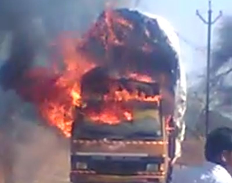 Cotton Burning Truck on the Road in Bodwad | बोदवड येथे रस्त्यावर कापसाची बर्निंग ट्रक