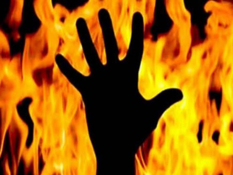 Suicide attempt by women with burning | महिलेचा पेटवून घेत आत्महत्येचा प्रयत्न