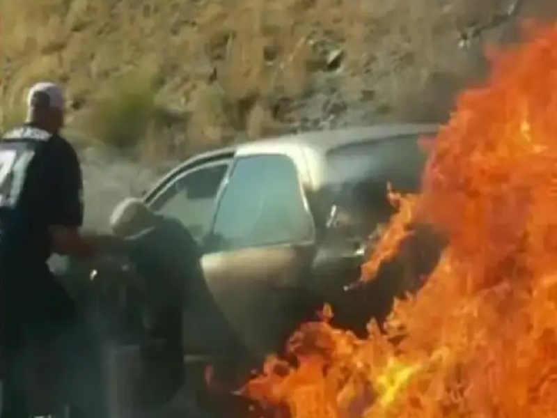 Video: running car suddenly set on fire, old couple stuck in it, see what happened next | Video: कारने अचानक घेतला पेट, त्यात होतं वृद्ध जोडपं; पाहा पुढे काय झालं...