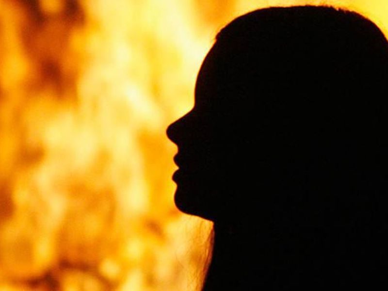 sons Attempt to burn mother in Beed for fathers PF money | वडिलांच्या १४ लाखांच्या ‘पीएफ’साठी बीडमध्ये आईला जाळण्याचा प्रयत्न