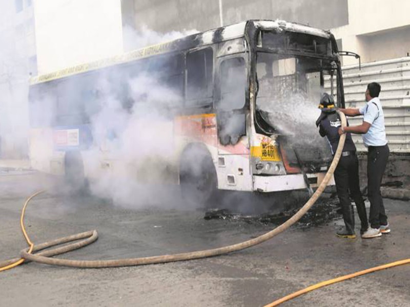 due to fire pmp bus traveller not secure | आगडोंब विझेना, प्रवासी असुरक्षित