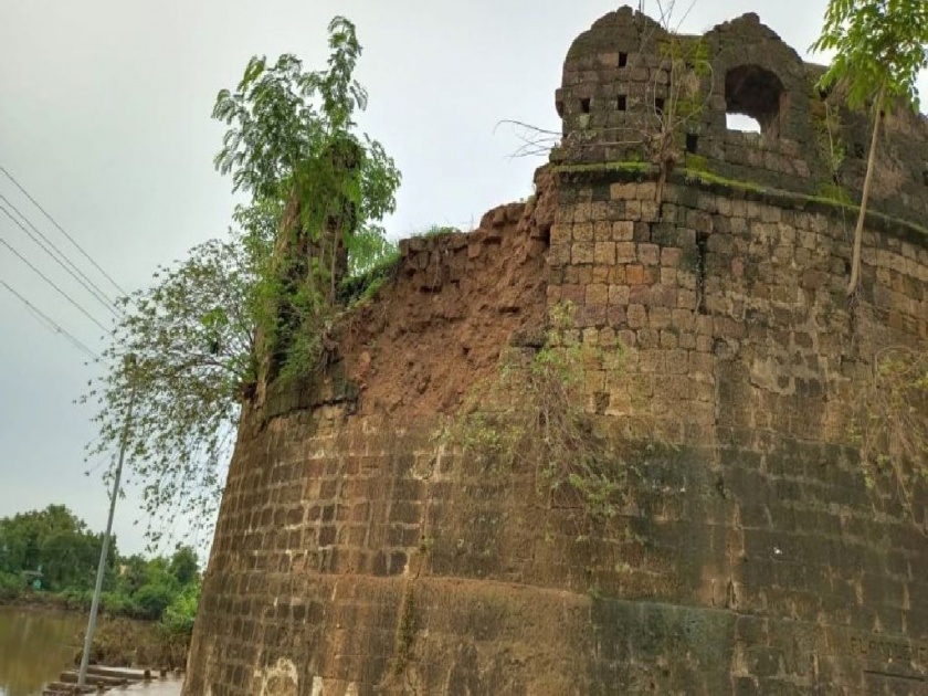 The tower of the historical Gond fort of Chandrapur collapsed due to heavy rain | पावसाचा तडाखा, चंद्रपूरच्या गोंडकालीन किल्ल्याचा बुरुज ढासळला