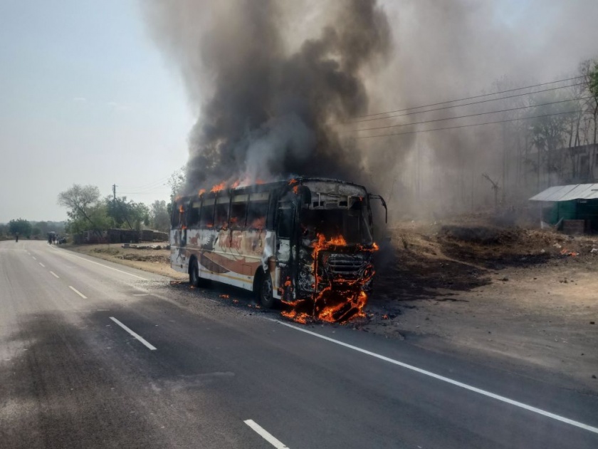 A running Shivshahi bus caught fire; 16 passengers along with driver, carrier safe | धावत्या शिवशाही बसने घेतला पेट; १६ प्रवाशांसह चालक, वाहक सुखरूप