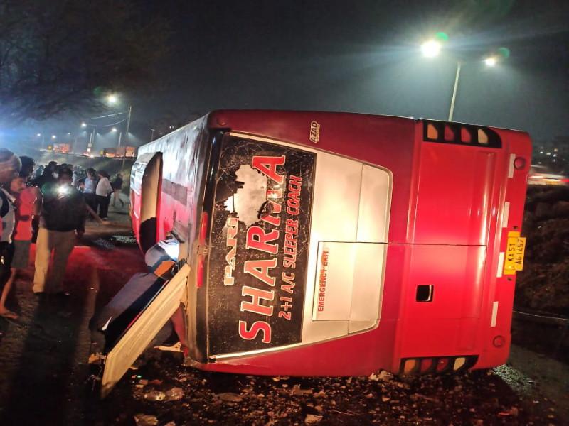 A private bus carrying thirty-six passengers fell 15 to 20 feet; Incident in Bawdhan | छत्तीस प्रवासी घेऊन जाणारी खासगी बस १५ ते २० फूट खाली कोसळली; बावधन मधील घटना