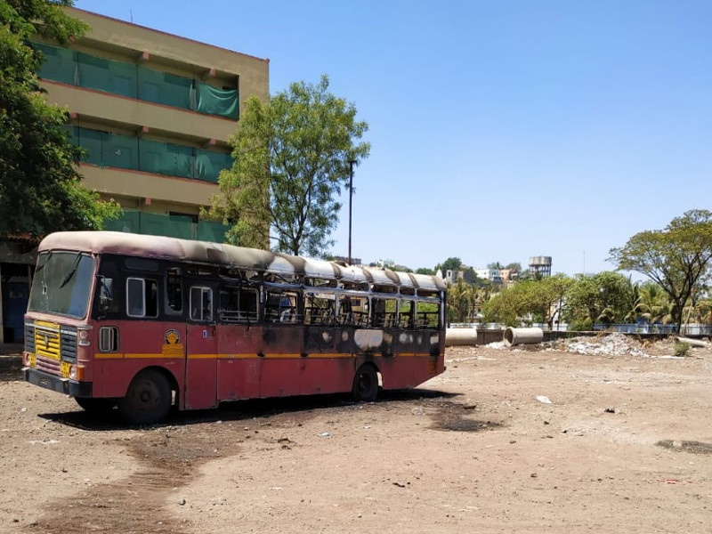 The standing ST bus burnt by unknown person in Pimpri station | देहूफाटा स्थानकात उभी असलेली एसटी बस अज्ञातांनी पेटविली 