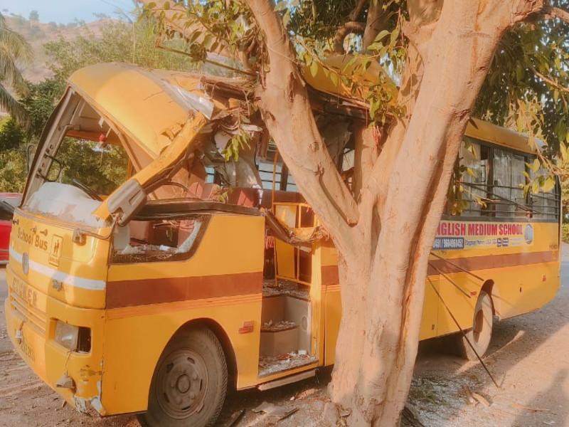 Horrific accident in Wagholi school bus hits a tree Some students injured | Video: वाघोलीत स्कुल बस झाडावर आदळून भीषण अपघात; काही विद्यार्थी जखमी