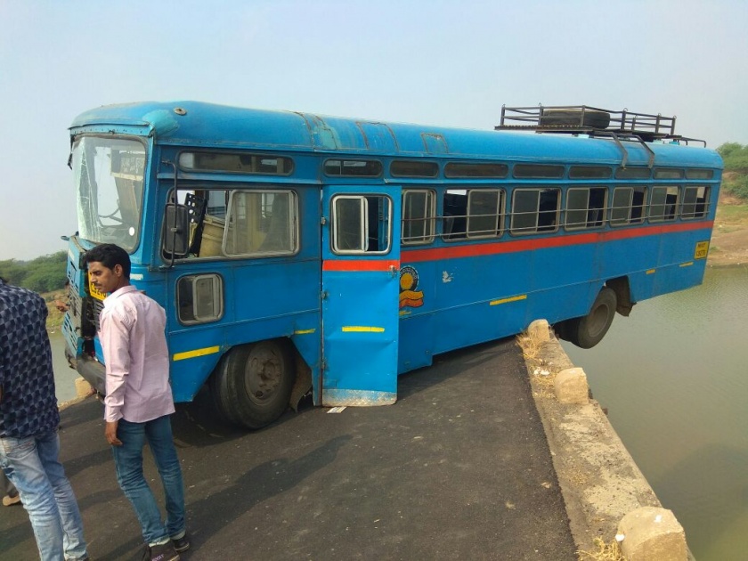 In the accident on Purna bridge, the accused filed a case against the Container | पूर्णा पुलावरील अपघातप्रकरणी कंटेनरचालकाविरुद्ध गुन्हा दाखल