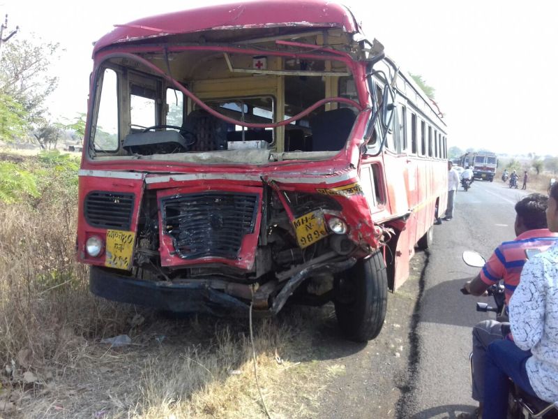 Washim: Truck-bus accident on Malegaon-Mehkar road; 15 passengers injured | वाशिम : मालेगाव-मेहकर मार्गावर ट्रक व बसची धडक; बसमधील १५ प्रवासी जखमी