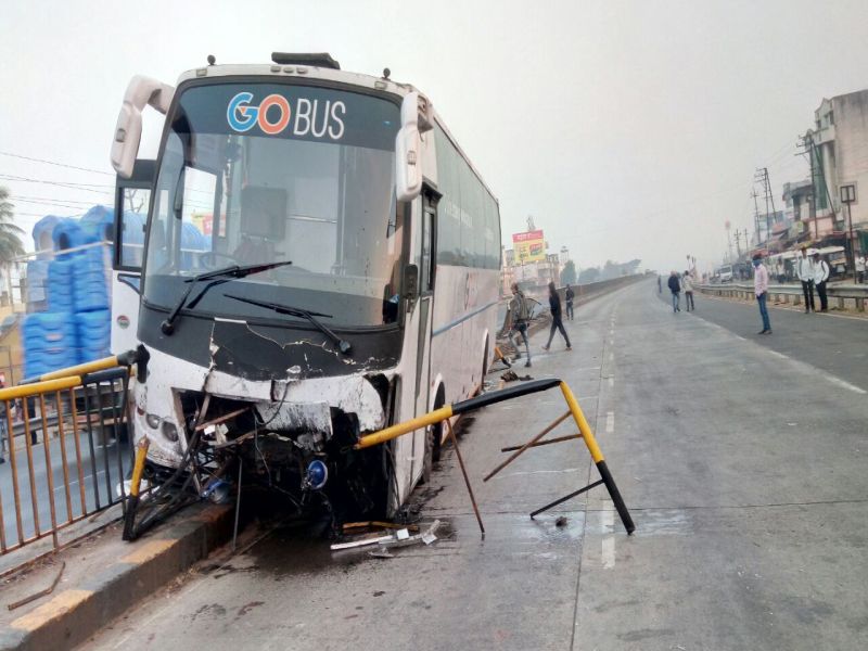 A private bus accident on the Pune-Bangalore National Highway | पुणे-बंगळुरू राष्ट्रीय महामार्गावर उंब्रजजवळ खासगी बसला अपघात, 2 जणांचा मृत्यू
