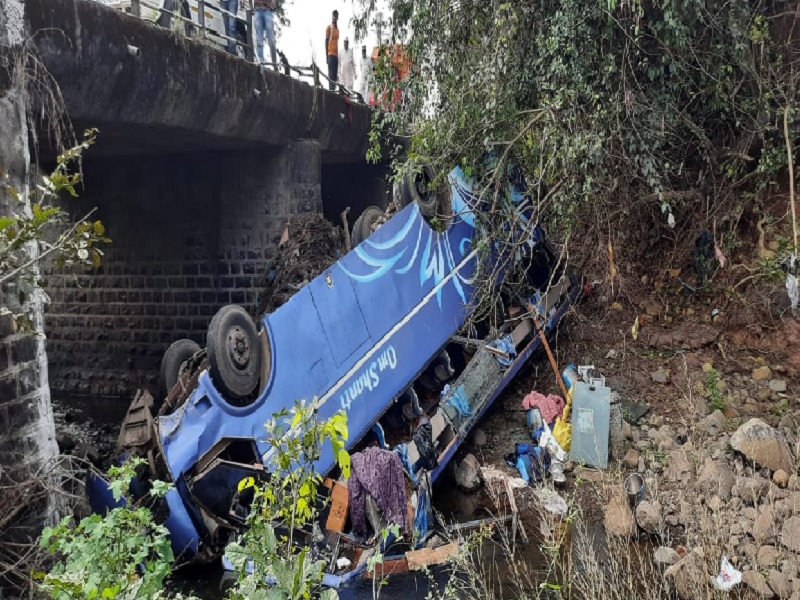 Private bus accident near Meni Fata in Sangli Nine people were injured | सांगलीतील मेणी फाट्या जवळ पुलावरुन खासगी बस कोसळली, नऊ जण जखमी