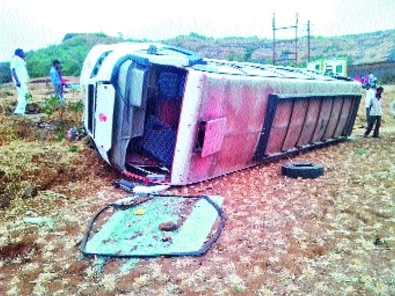 Twelve injured in a bus accident near Taleghar | तळेघर जवळ बसला अपघात बारा जखमी, भीमाशंकरवरून येणाऱ्या भाविकांची बस