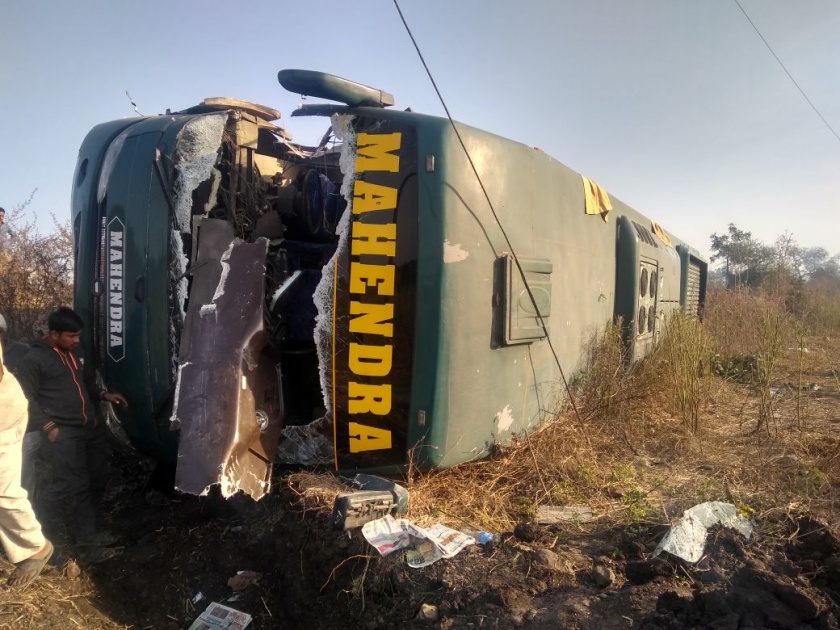 Private bus accident near Shellu; 26 passengers injured | शेलु बाजारजवळ खासगी बसला अपघात; २६ प्रवासी जखमी