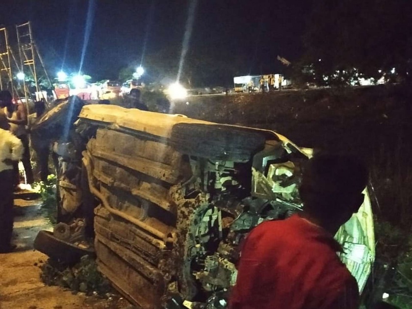 The car collapsed on the flight bridge of Yedashi | येडशीच्या उड्डाण पुलावरून कार कोसळली, एक गंभीर जखमी