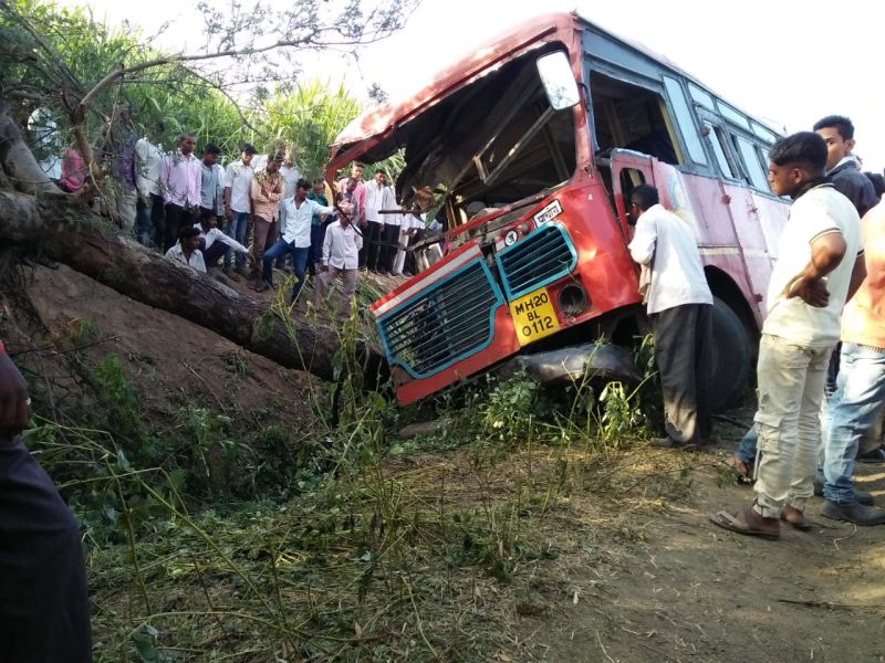 45 passengers injured in road accident in Bhadgaon road | भडगाव रस्त्यावर एस.टी.अपघातात ४५ प्रवासी जखमी