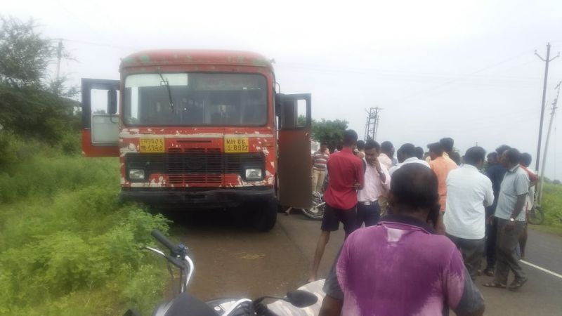 Two people were killed in under the wheels of a bus at Karanja | बसच्या चाकाखाली चिरडून दुचाकीवरील दोनजण ठार