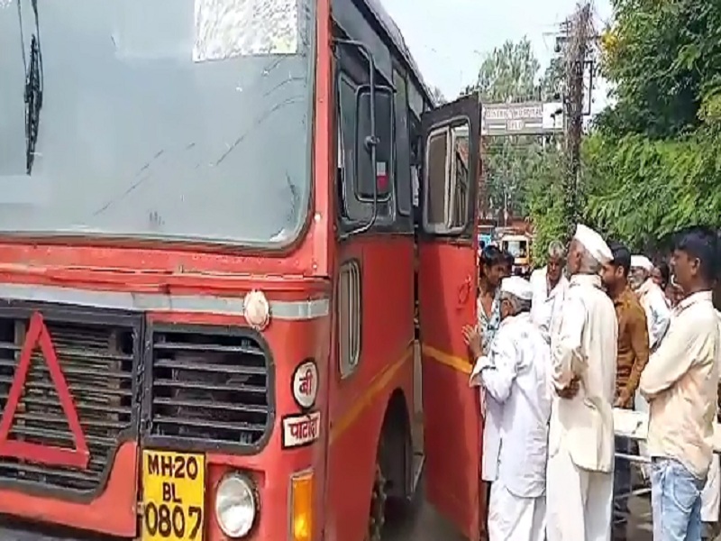 Passenger young man falls unconscious driver brings bus to hospital in Beed..! | प्रवासी तरुण पडला बेशुद्ध चालकाने बस आणली थेट रुग्णालयात..!