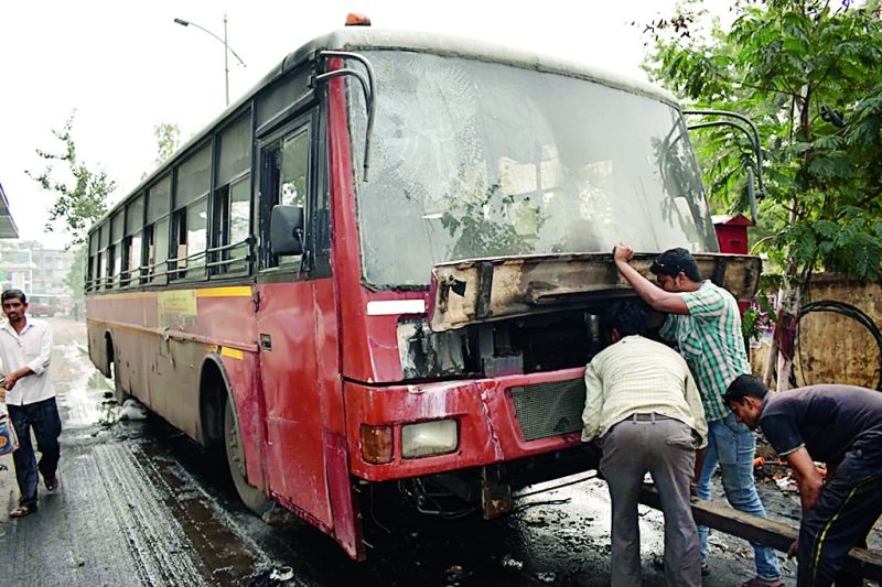 A passenger bus suddenly took fire in Nagpur | नागपुरात प्रवासी बसने अचानक घेतला पेट