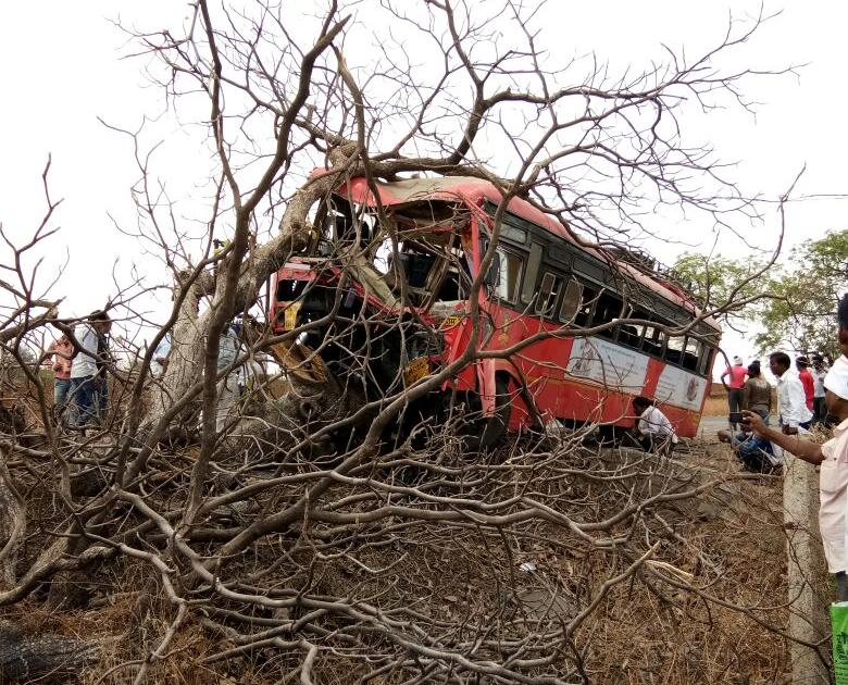 On Akola-Washim highway, the bus fell on the tree; 39 passengers injured! | अकोला- वाशिम महामार्गावर बस झाडावर आदळली; ३९ प्रवाशी जखमी !