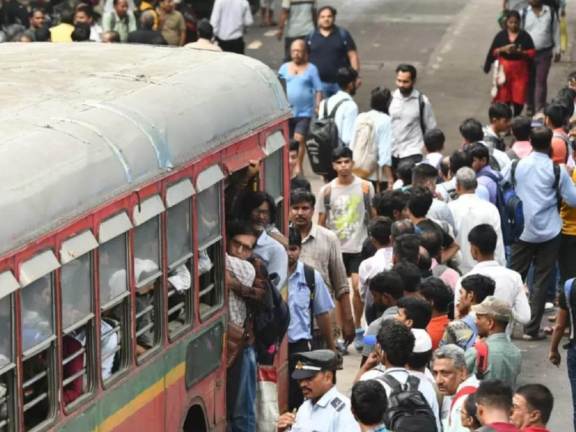 increasing of earning in best 500 buses reserved for ipl passengers are complaining that they have to wait for the bus in the in sun as it runs 20 to 25 minutes late | बेस्ट मालामाल, प्रवासी घामाघूम; ‘आयपीएल’साठी ५०० बस आरक्षित 