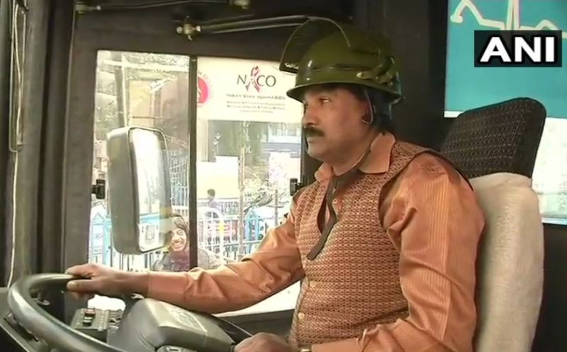 BHARAT BAND: Bus drivers seen wearing helmet and driving bus in view of strike | कामगारांच्या देशव्यापी संपाला हिंसक वळण; बस चालक हेल्मेट घालून करताहेत ड्रायव्हिंग
