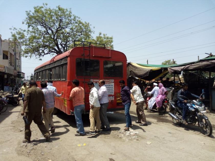 Passengers in problem due to st bus fail | एस.टी.बसेसच्या नादुरूस्तीमुळे प्रवासी वैतागले!