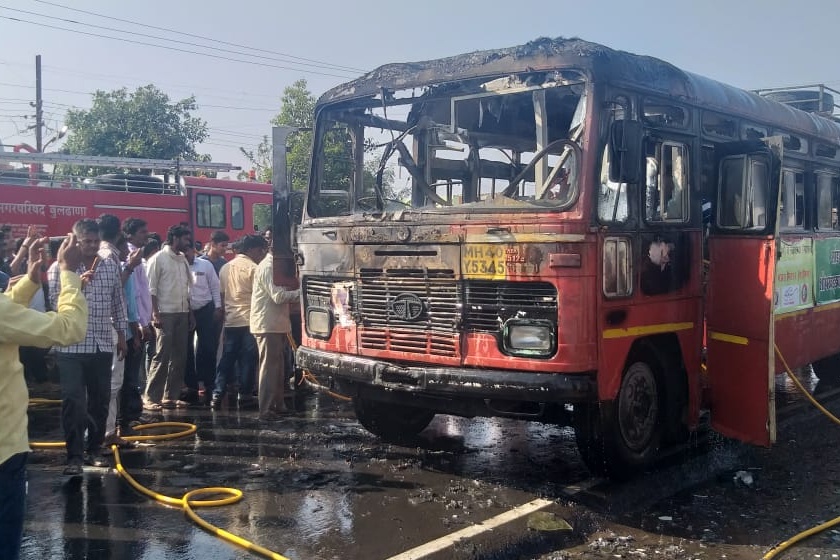 Bus fire in Buldhana; 28 Traveler briefly escaped | बुलडाण्यात धावती बस पेटली; २८ प्रवाशी थोडक्यात बचावले