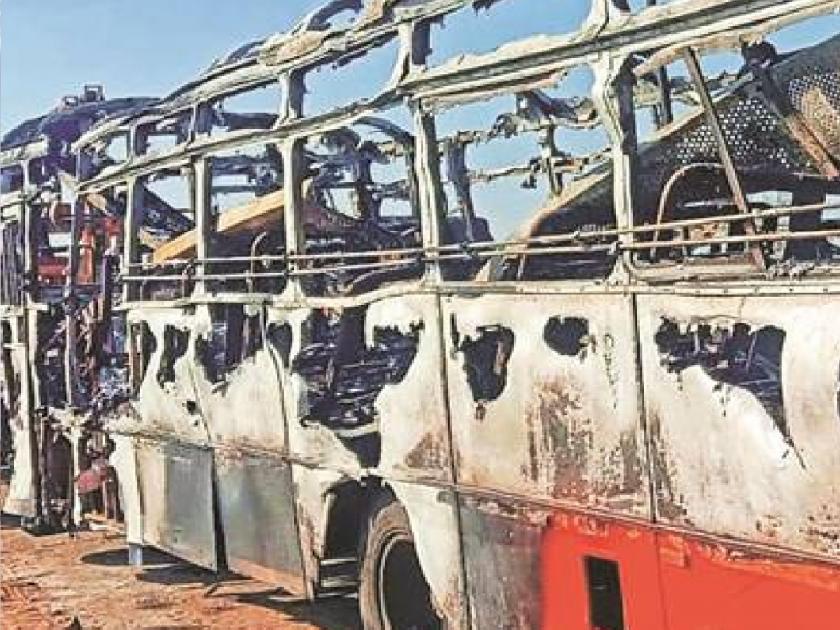 A school trip bus from Pune to Kolhapur caught fire on the Pune-Bangalore National Highway near Borgaon Satara | Satara: बोरगावजवळ सहलीच्या ‘बर्निंग बस’चा थरार; चालक, शिक्षकांच्या प्रसंगावधानाने मुले सुखरूप