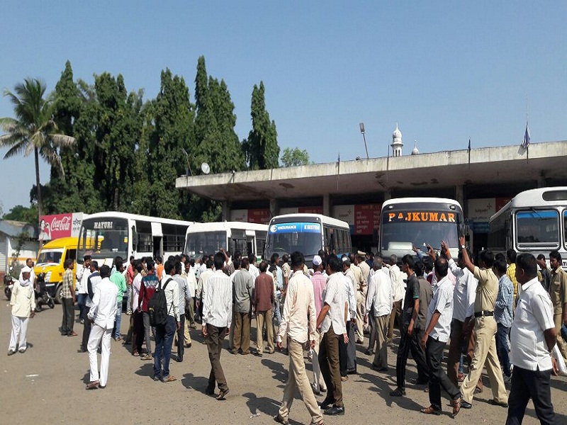The buses of the private buses in Aurangabad bus station have been blown up, | औरंगाबादमध्ये बसस्थानकात लागलेल्या खाजगी बसेस कर्मचा-यांनी लावल्या पिटाळून, प्रवाशांचे प्रचंड हाल 