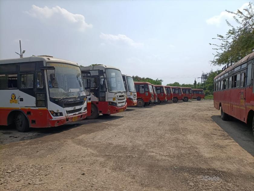 ST Bus wheels stopped: Indefinite hunger strike of ST employees in Parbhani district for pay hike | एसटीची चाके थांबली: वेतनवाढीसाठी परभणी जिल्ह्यात एसटी कर्मचाऱ्यांचे बेमुदत उपोषण 