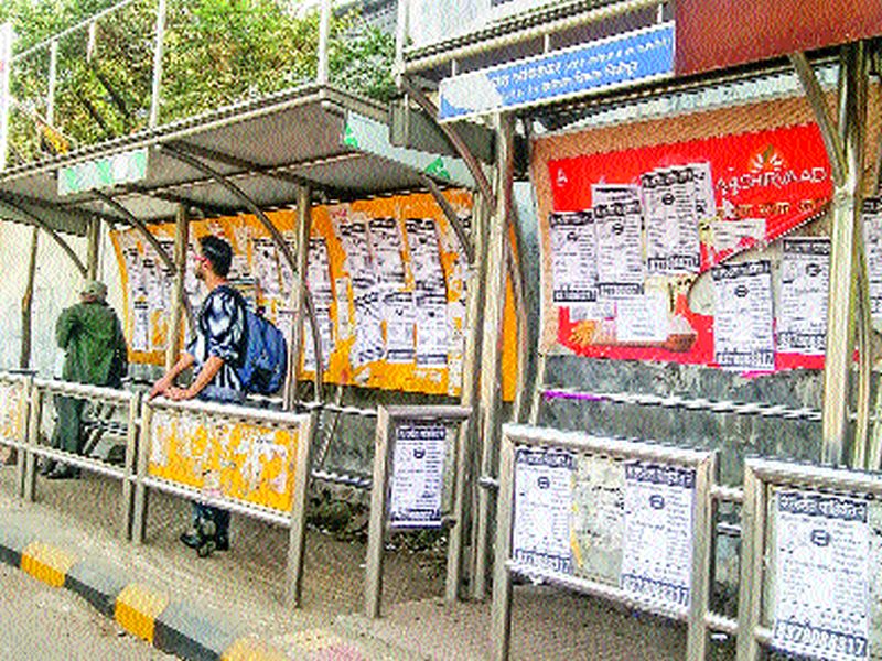 Bus station's advertising center, which are adhesively packed | बस स्थानक की जाहिरात केंद्र, राजरोसपणे चिकटविली जातात पत्रके