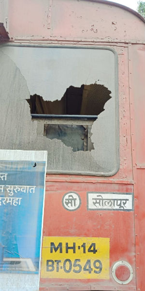 A violent turn of the Maratha movement to the Chakkajam movement in Solapur and the collapse of two ST vehicles | सोलापूरातील मराठा समाजाच्या चक्काजाम आंदोलनाला हिंसक वळण, दोन एसटी गाड्यांची तोडफोड