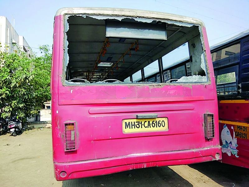 20 bus crashes broke out after entering the bus depot | ‘आपली बस’च्या डेपोत घुसून २० बसच्या काचा फोडल्या
