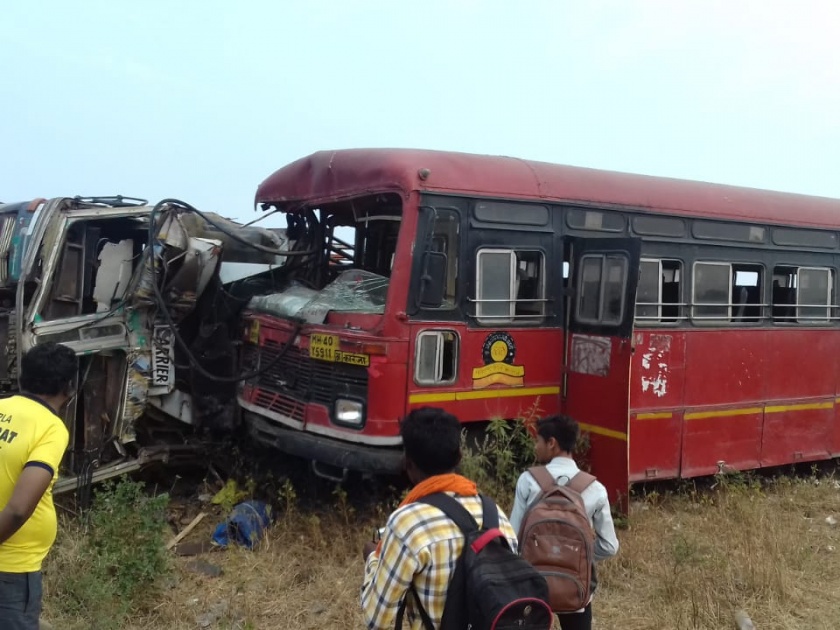 Bus Truck Accidents on National Highway; Two injured | राष्ट्रीय महामार्गावर बस ट्रक अपघात; दोन जण जखमी 