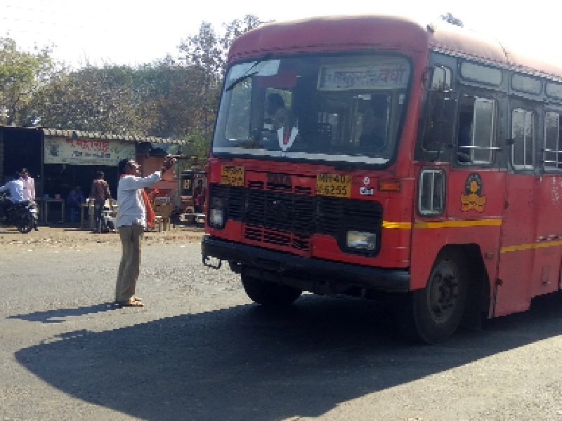 Deployed private workers to take bus in Warangaphata station | वारंगाफाटा स्थानकात बस नेण्यासाठी खाजगी कामगार तैनात