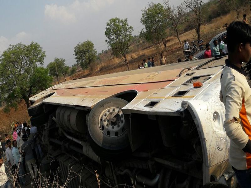 10 injured after st bus met with an accident in buldhana | बुलडाण्यात शिवशाही बस उलटली; दहा प्रवासी गंभीर जखमी