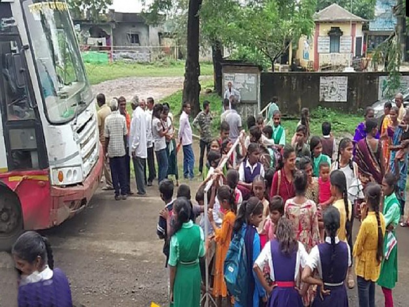 Students came down the road for the bus, the traffic stopped for an hour | बससाठी विद्यार्थी उतरले रस्त्यावर, तासभर वाहतूक ठप्प