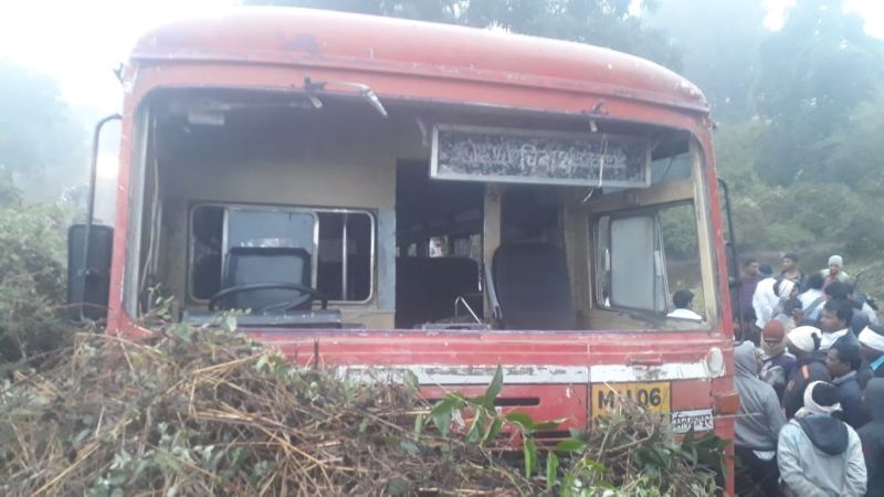 Accident of ST bus; 23 student injured | एसटी बसला अपघात;  २३ विद्यार्थी जखमी