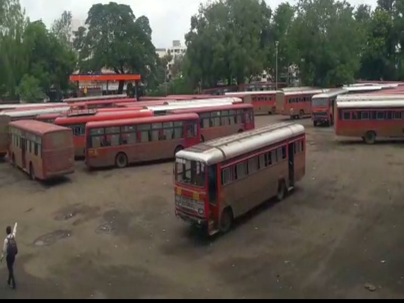 Bus service jam in Nashik on the back of the India bandh | भारत बंदच्या पार्श्वभूमीवर नाशिकमधील बससेवा ठप्प