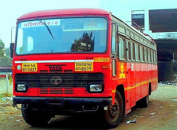 The ST bus driver filed an FIR against the driver | एसटी बस चालक, वाहकाविरूद्ध गुन्हा दाखल